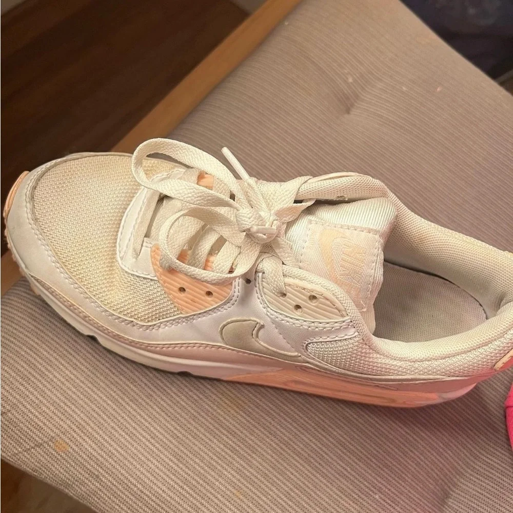 Pink Nike Airmaxes rarely worn - Picture 2 of 3